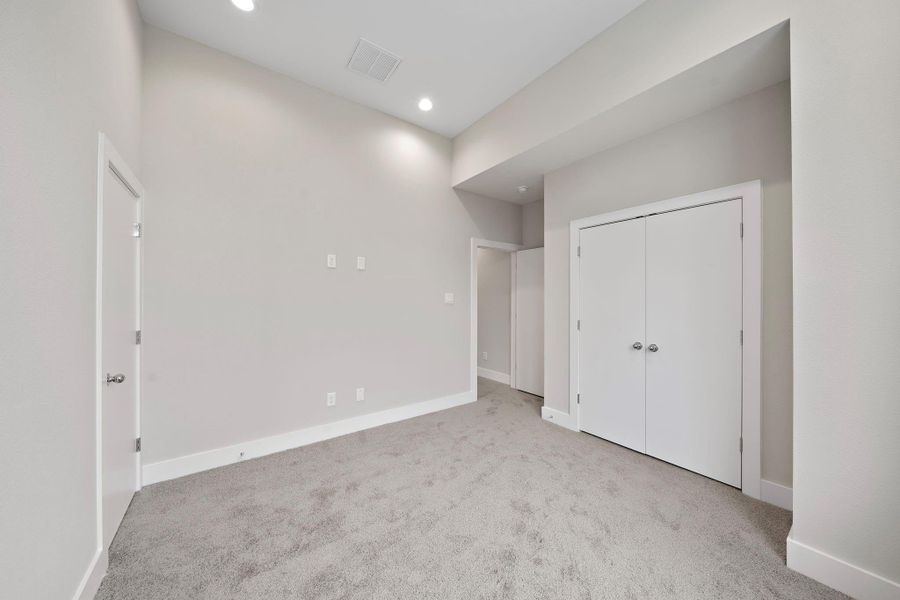 Spacious, unfurnished interior of a new home in Scranton Estates, Houston (Image 21).