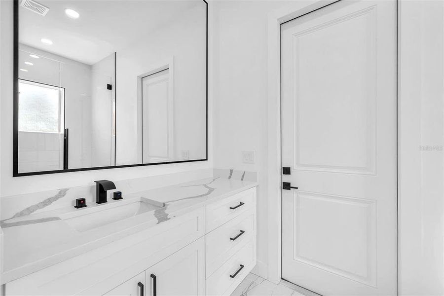 Furnished interior view inside a new home in , Thonotosassa (Image 8).