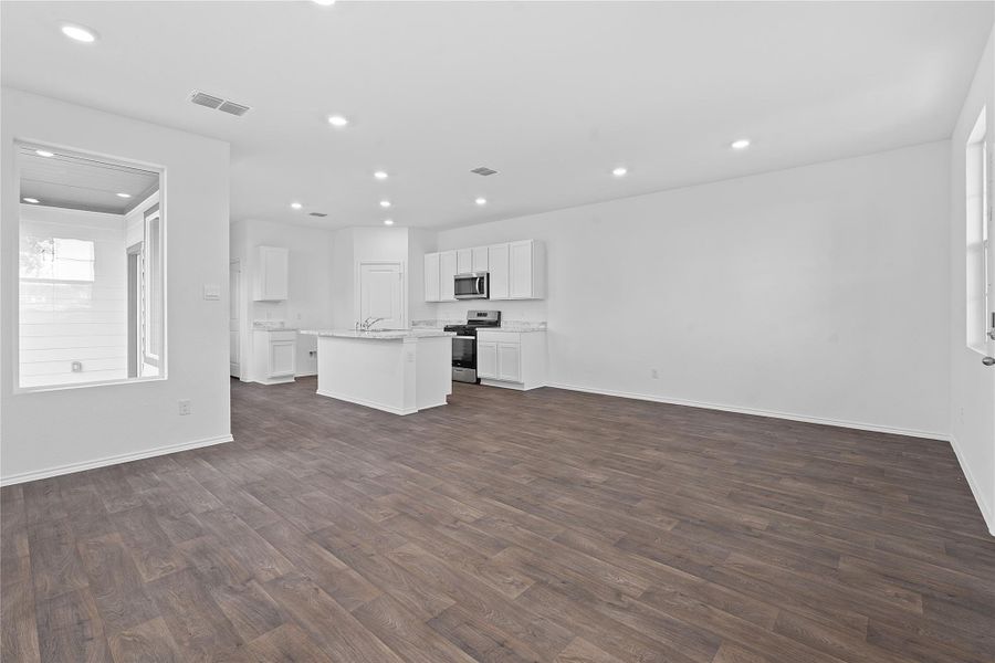 Spacious, unfurnished interior of a new home in Valverde, Bastrop (Image 25).