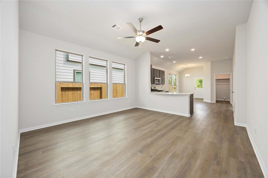 Spacious, unfurnished interior of a new home in Meadow Park, Conroe (Image 22).