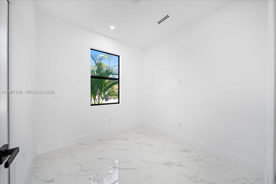 Spacious, unfurnished interior of a new home in , Lehigh Acres (Image 27).