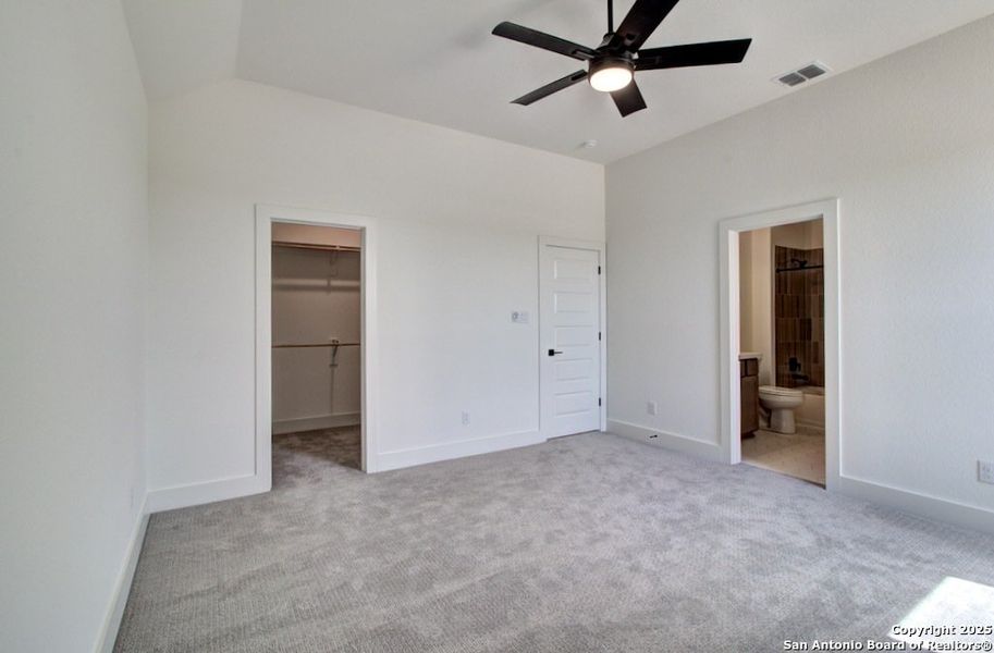 Spacious, unfurnished interior of a new home in Verandas at the Rim, San Antonio (Image 35).