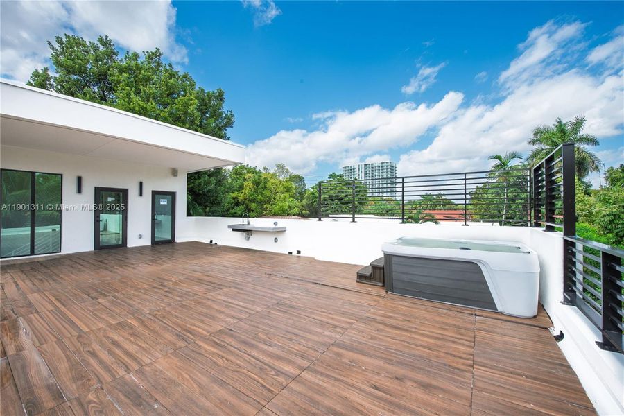 Exterior details and patio area of a home in , Miami (Image 21).