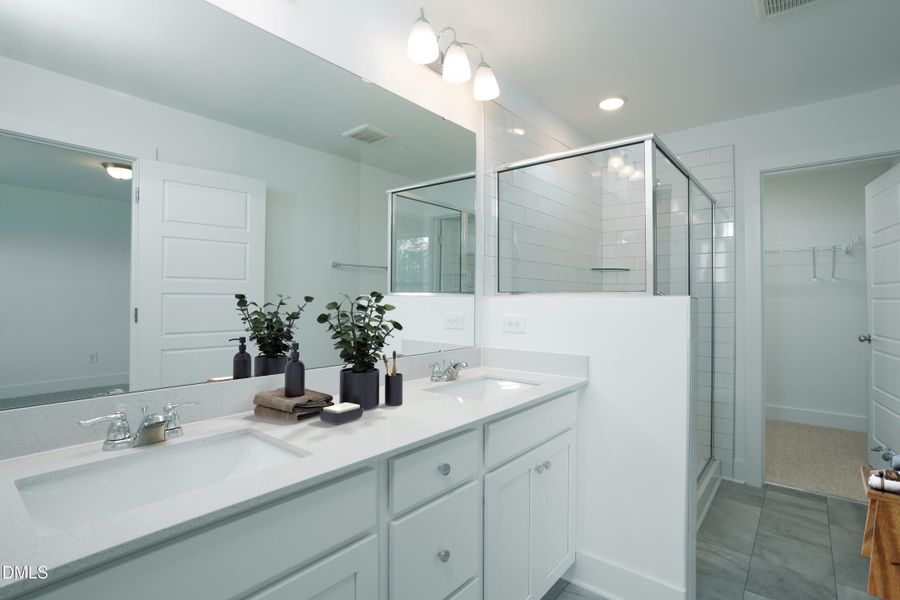 Aurora Owner's Bath