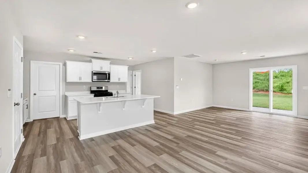 Spacious, unfurnished interior of a new home in Trailside Run, Spartanburg (Image 19).