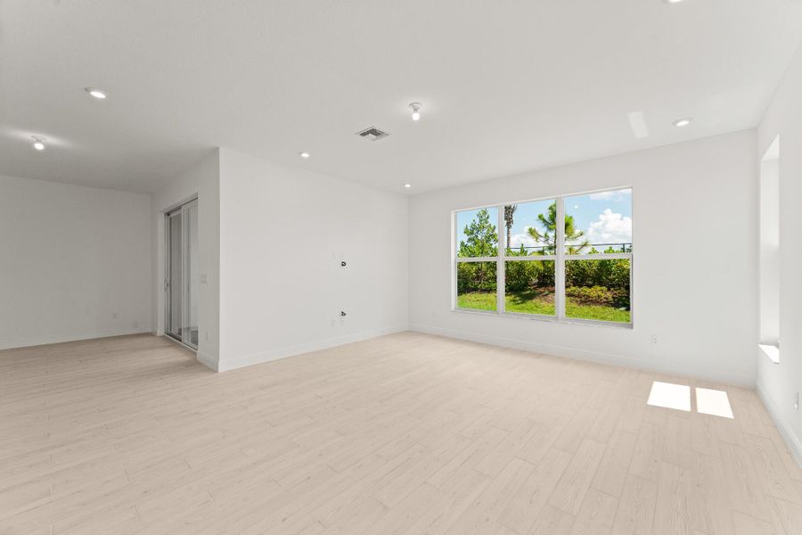 Spacious, unfurnished interior of a new home in Avila, Jensen Beach (Image 13).