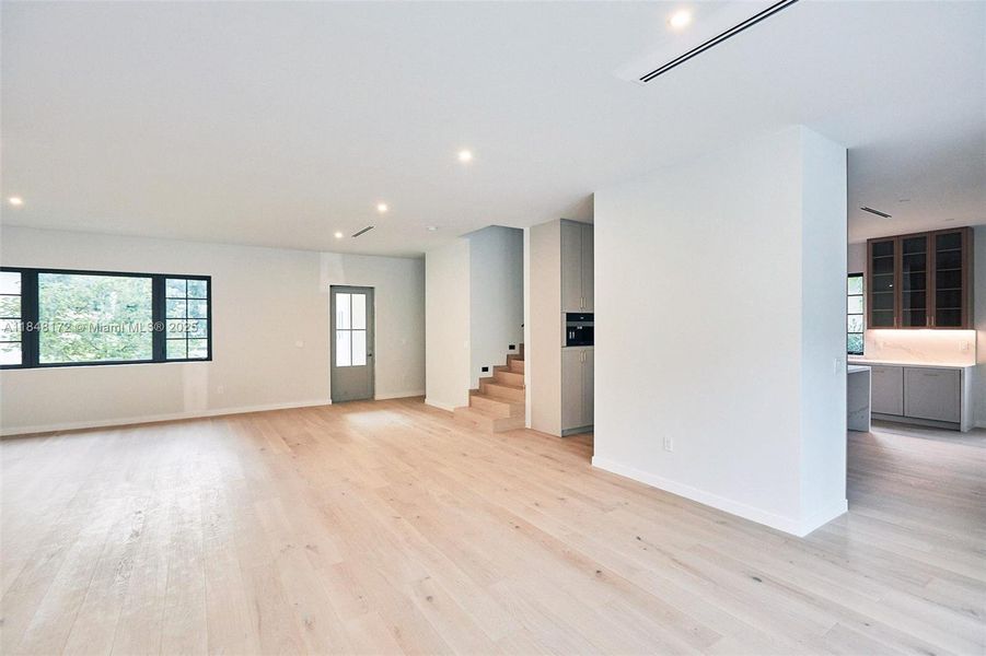 Spacious, unfurnished interior of a new home in , Coral Gables (Image 32).