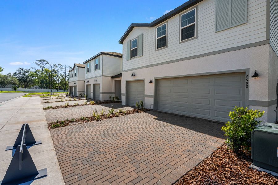 Exterior details and patio area of a home in Shenandoah Reserve, Orlando (Image 32).