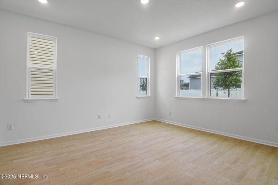 Spacious, unfurnished interior of a new home in , Jacksonville (Image 9).