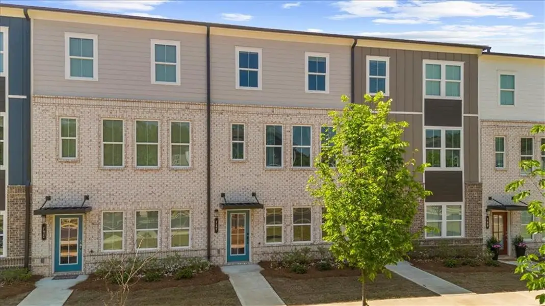 Condo located in Acworth, GA showcasing its design and architecture (Image 3).