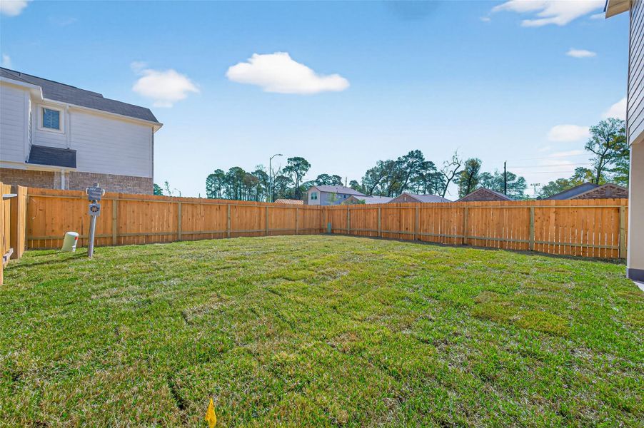Exterior details and patio area of a home in Woodland Lakes, Houston (Image 22).