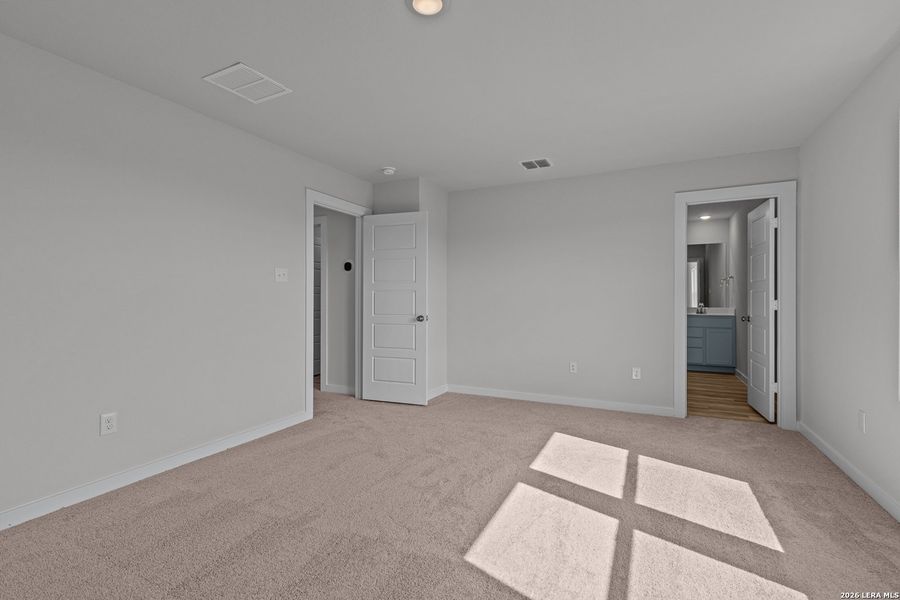 Spacious, unfurnished interior of a new home in Spring Creek, San Antonio (Image 19).