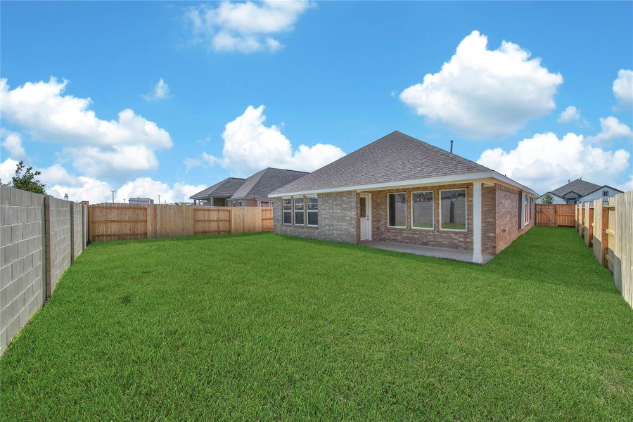 Exterior details and patio area of a home in , Rosharon (Image 3).