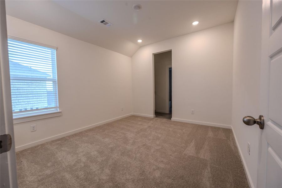 Spacious, unfurnished interior of a new home in Ashland, Angleton (Image 13).