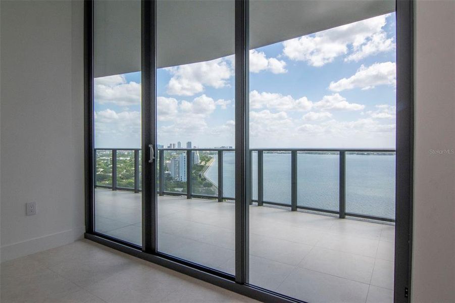 Spacious, unfurnished interior of a new home in The Ritz-Carlton Residences, Tampa (Image 28). Spacious, unfurnished interior of a new home in The Ritz-Carlton Residences, Tampa (Image 28).