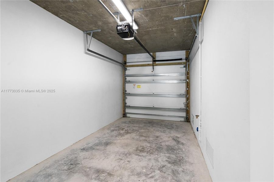 Spacious, unfurnished interior of a new home in , Islamorada, Village of Islands (Image 20).