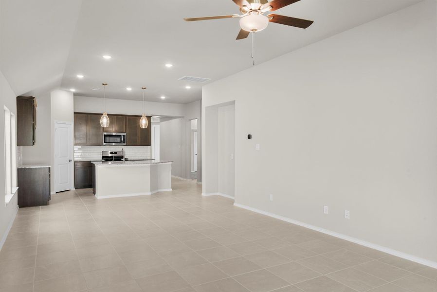 Spacious, unfurnished interior of a new home in Grand Central Park, Conroe (Image 17).