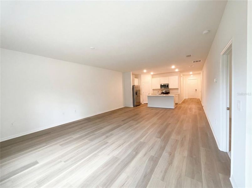 Spacious, unfurnished interior of a new home in Grand Park, Dunnellon (Image 11).