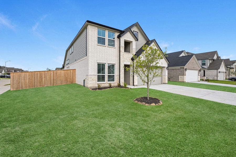 Front exterior of a new home in Huntington Place, Rosharon, TX, highlighting curb appeal (Image 18). Front exterior of a new home in Huntington Place, Rosharon, TX, highlighting curb appeal (Image 18).