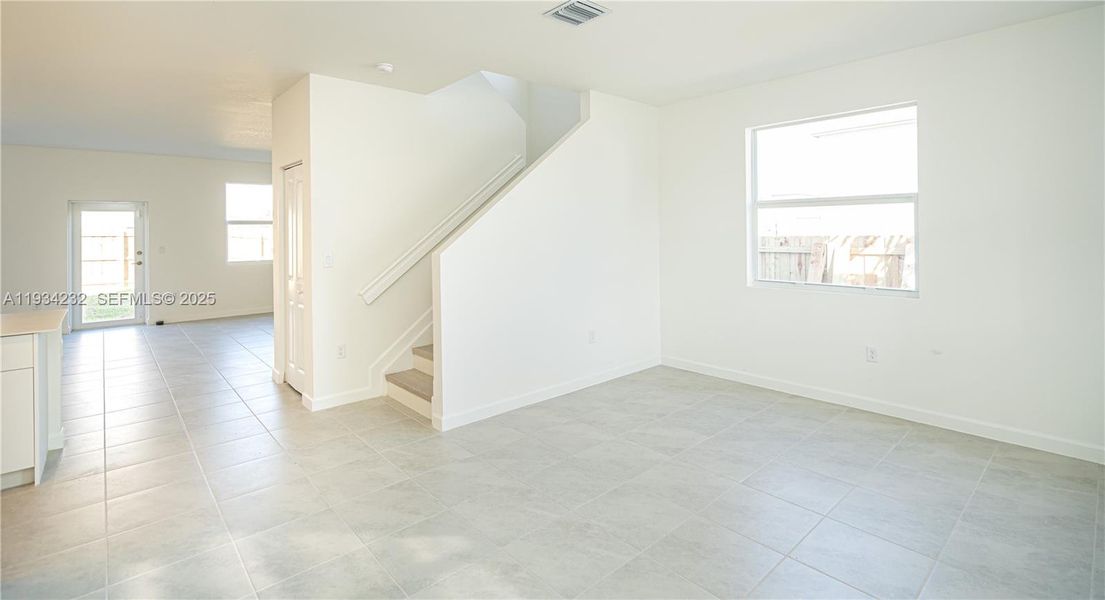 Spacious, unfurnished interior of a new home in Acacia Groves, Miami (Image 36).