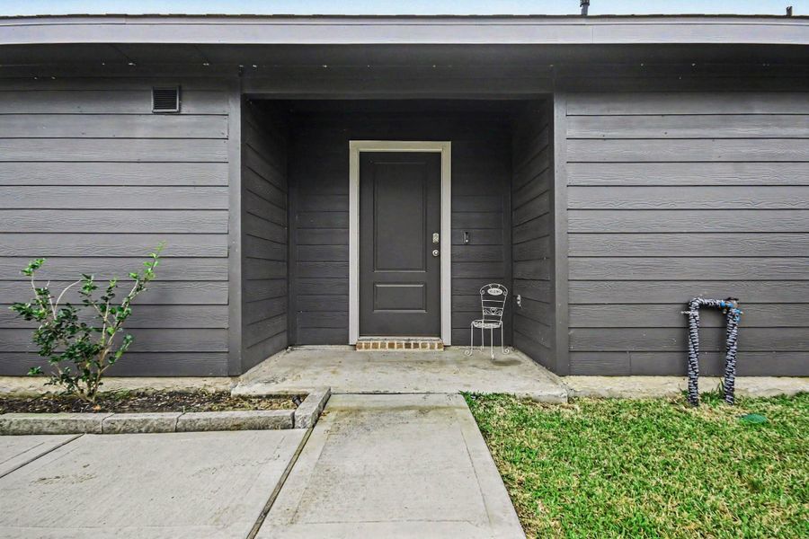 Exterior details and patio area of a home in Caldwell Ranch, Rosharon (Image 3).