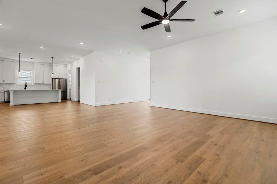 Spacious, unfurnished interior of a new home in Hallimore Ranch, Rosenberg (Image 16).