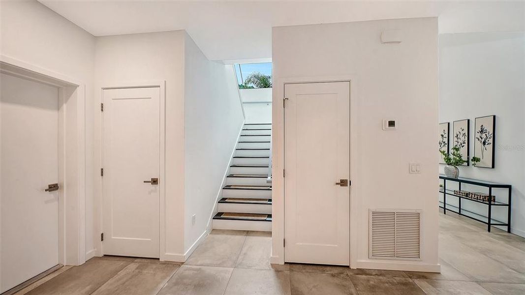 Spacious, unfurnished interior of a new home in , Sarasota (Image 20).