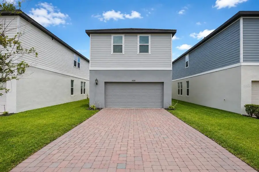 Exterior details and patio area of a home in Highland Ridge, Winter Garden (Image 4).