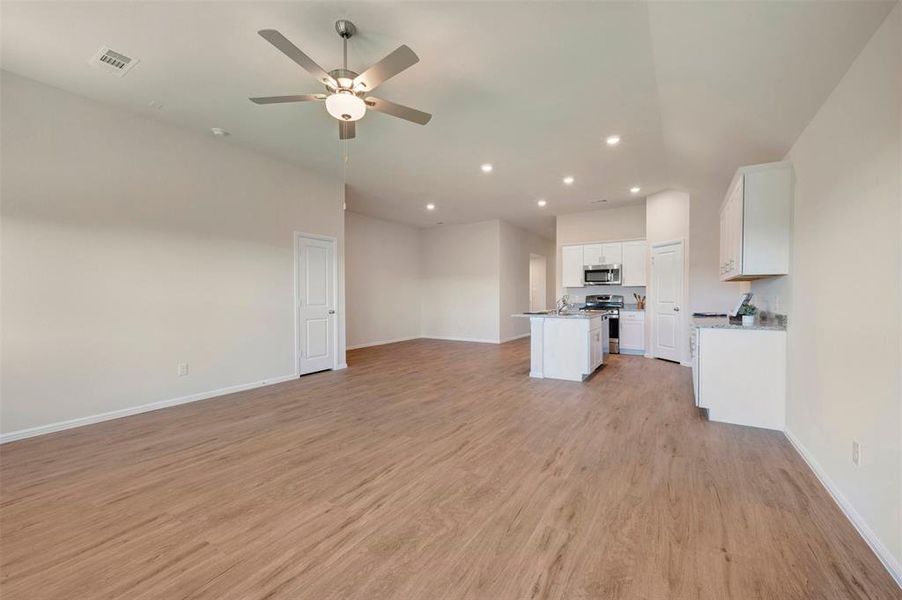 Spacious, unfurnished interior of a new home in Tarrytown, Crowley (Image 36).