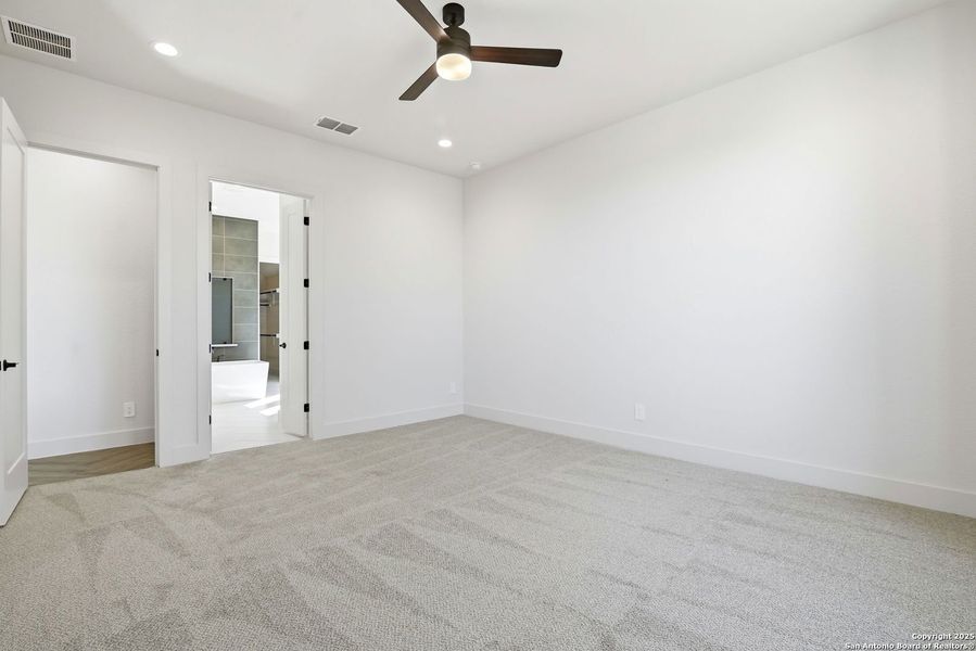 Spacious, unfurnished interior of a new home in Ventana - 60', Bulverde (Image 17).