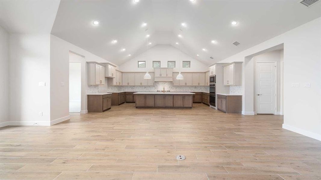 Spacious, unfurnished interior of a new home in Myrtle Creek 71', Waxahachie (Image 11).