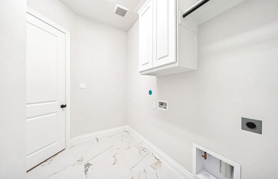 Spacious, unfurnished interior of a new home in Bridgeland 60′, Cypress (Image 38).