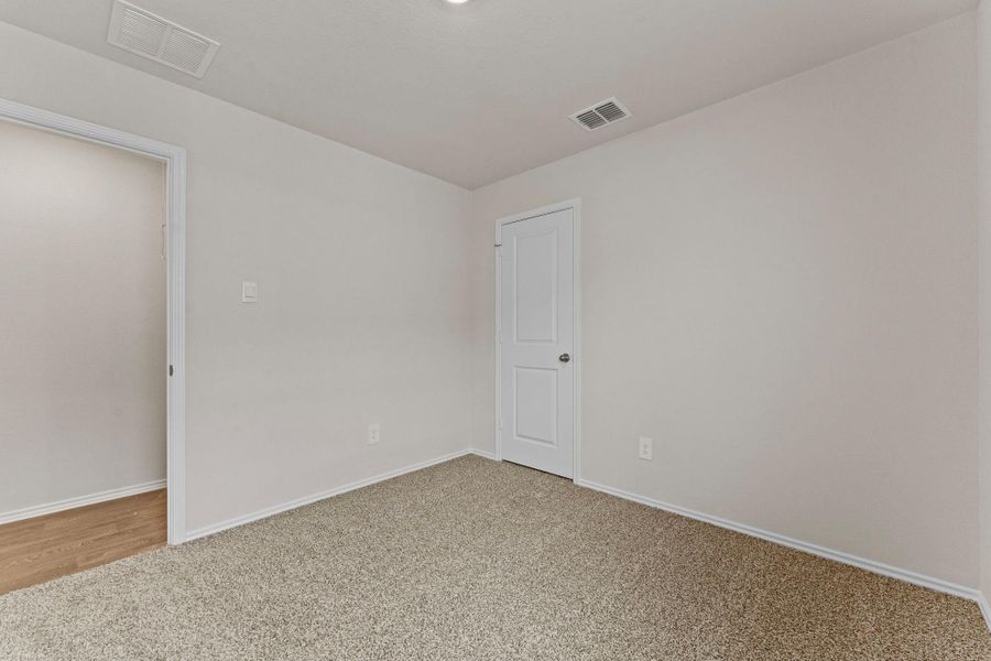 Spacious, unfurnished interior of a new home in Bollinger, Uhland (Image 26).