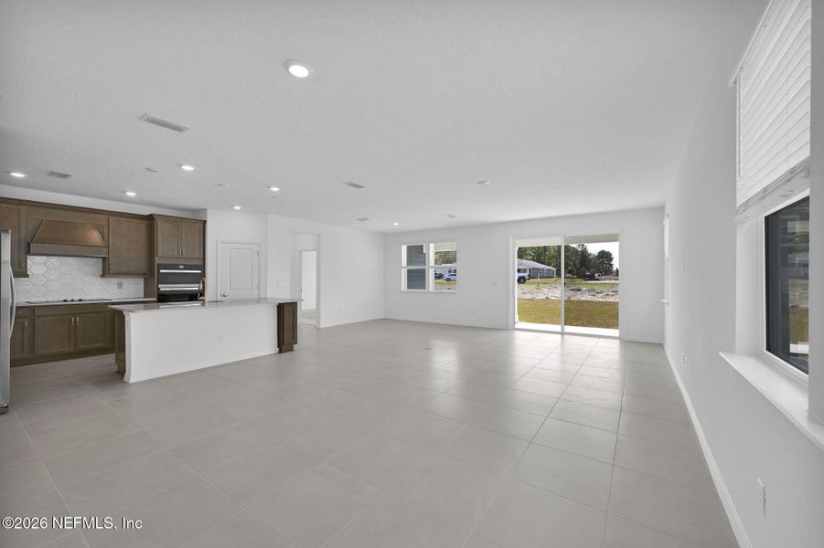 Spacious, unfurnished interior of a new home in Hyland Trail, Green Cove Springs (Image 15).