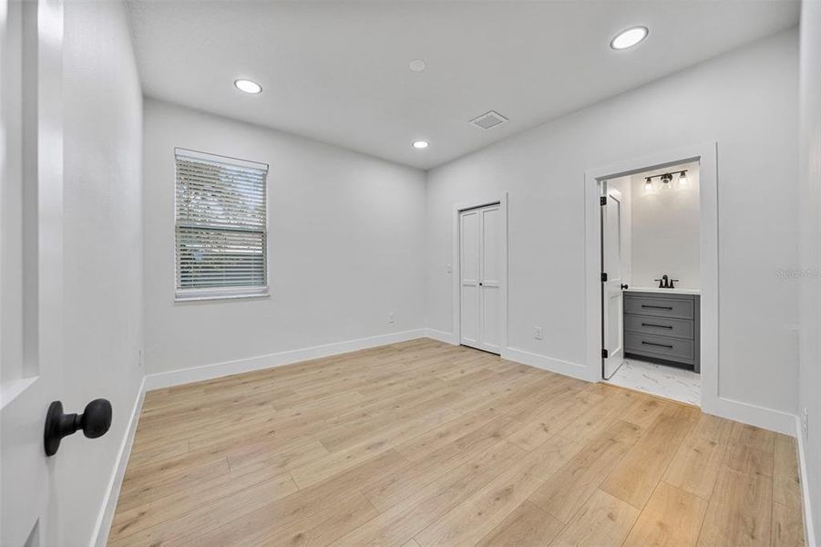 Spacious, unfurnished interior of a new home in , Tampa (Image 37).