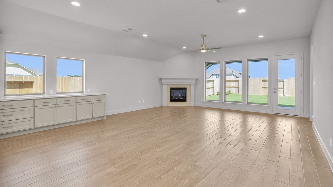 Spacious, unfurnished interior of a new home in Riceland, Mont Belvieu (Image 20).