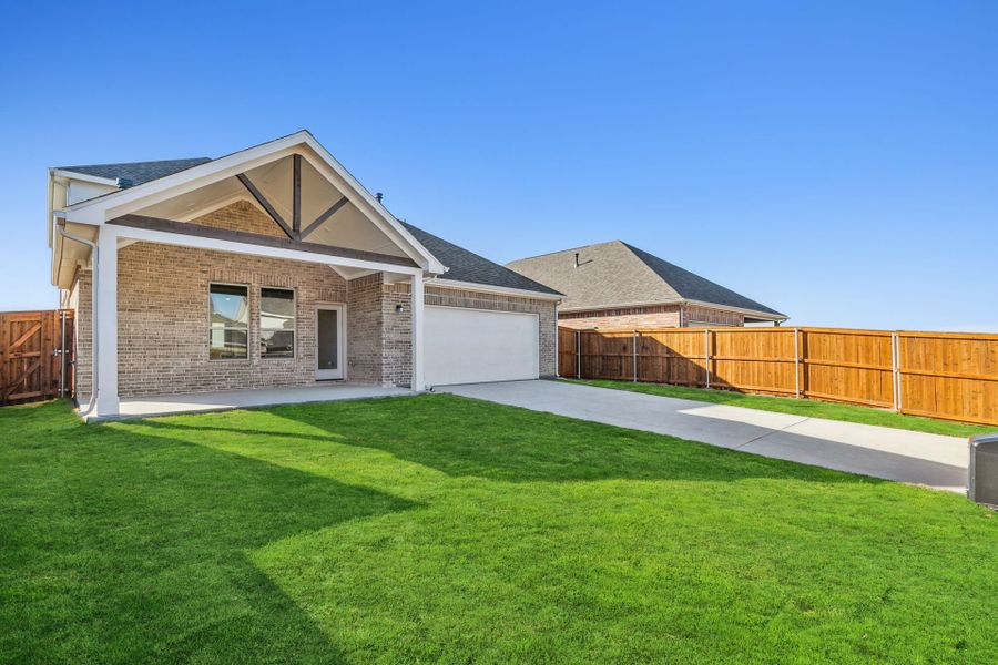 Exterior details and patio area of a home in Dove Hollow, Waxahachie (Image 20).