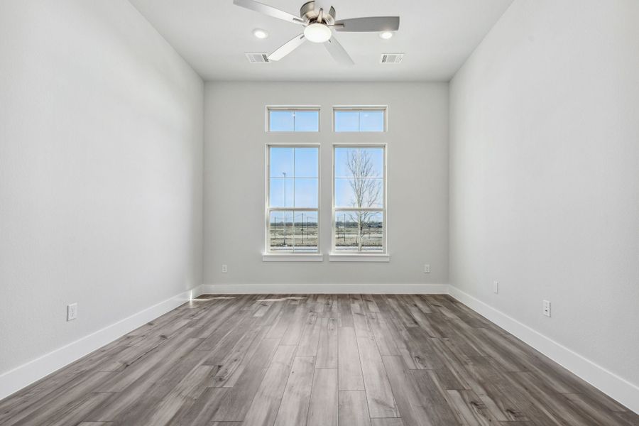 Spacious, unfurnished interior of a new home in Dove Hollow, Waxahachie (Image 22).