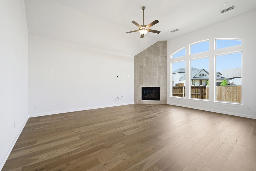 Spacious, unfurnished interior of a new home in Sonoma Verde, Heath (Image 28).
