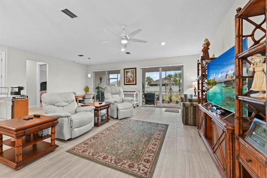 18 Living Room 02