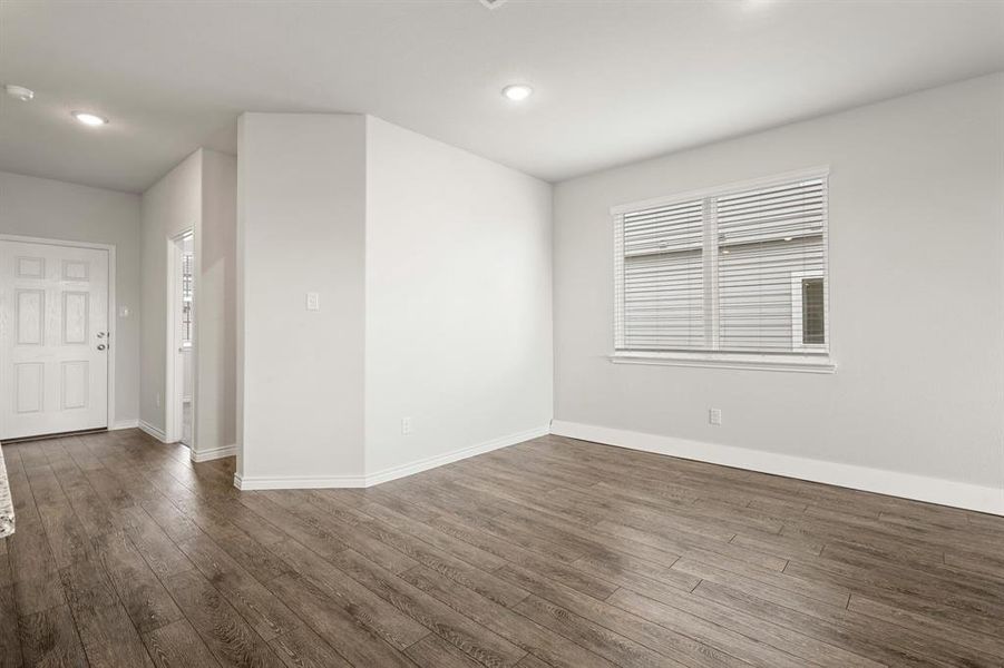 Spacious, unfurnished interior of a new home in Sycamore Landing, Fort Worth (Image 11).