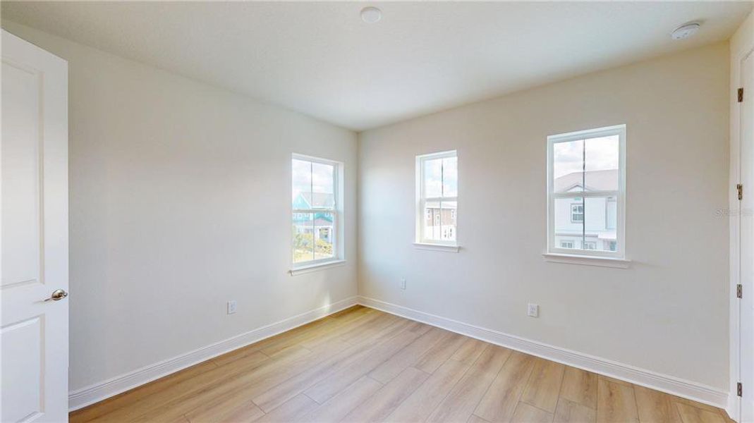 Spacious, unfurnished interior of a new home in Laureate Park, Orlando (Image 16).