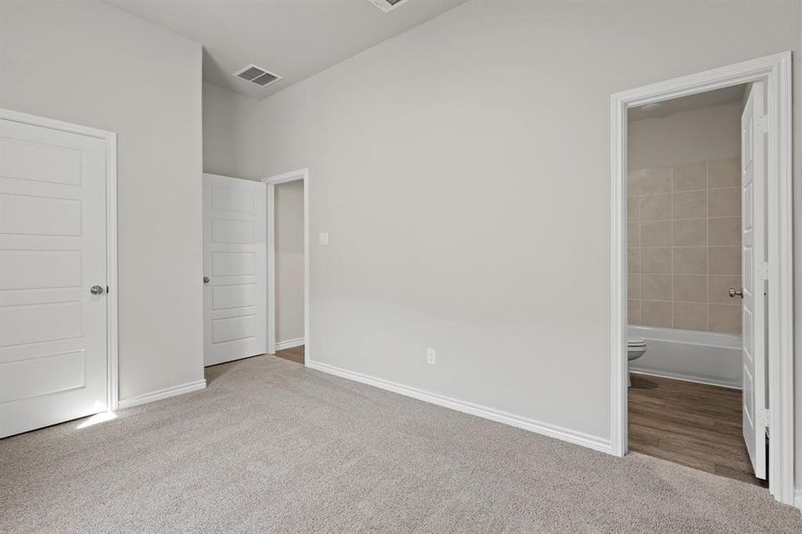 Spacious, unfurnished interior of a new home in Rocky Creek Crossing, Fort Worth (Image 15). Spacious, unfurnished interior of a new home in Rocky Creek Crossing, Fort Worth (Image 15).