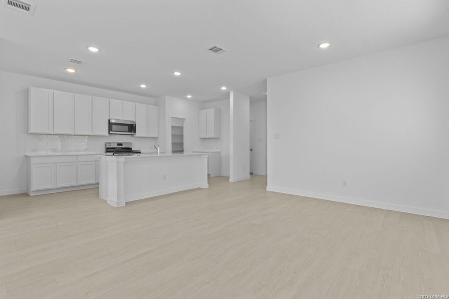 Spacious, unfurnished interior of a new home in Espada, San Antonio (Image 33).