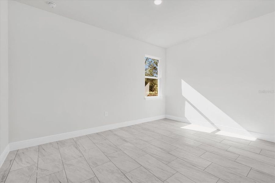 Spacious, unfurnished interior of a new home in , Citrus Springs (Image 27).