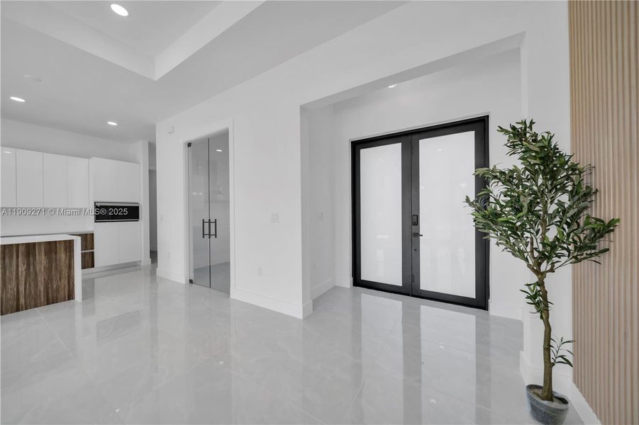 Spacious, unfurnished interior of a new home in , Lehigh Acres (Image 11).