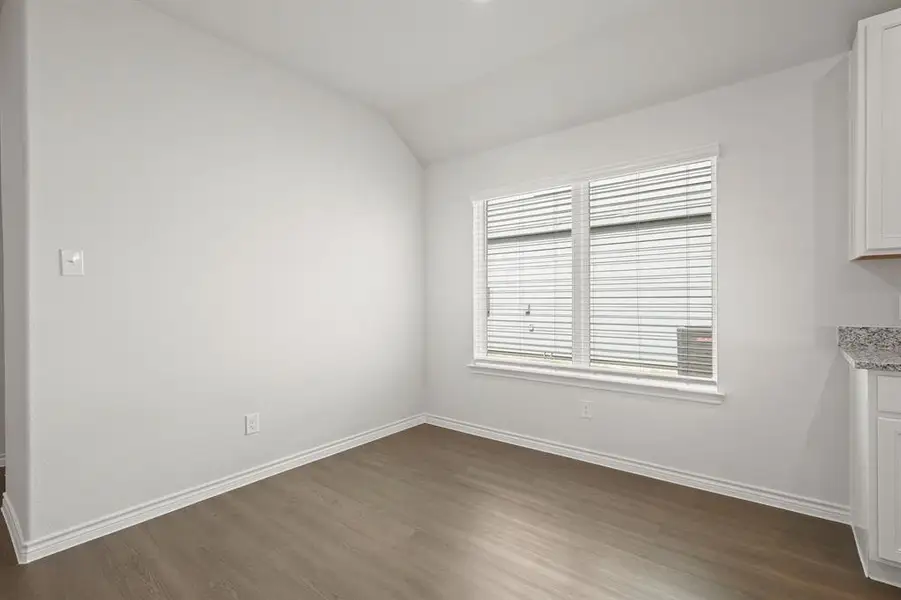 Spacious, unfurnished interior of a new home in Sycamore Landing, Fort Worth (Image 9).
