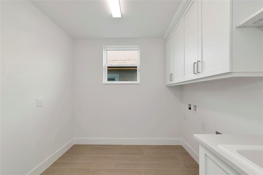 Spacious, unfurnished interior of a new home in , Sarasota (Image 50).