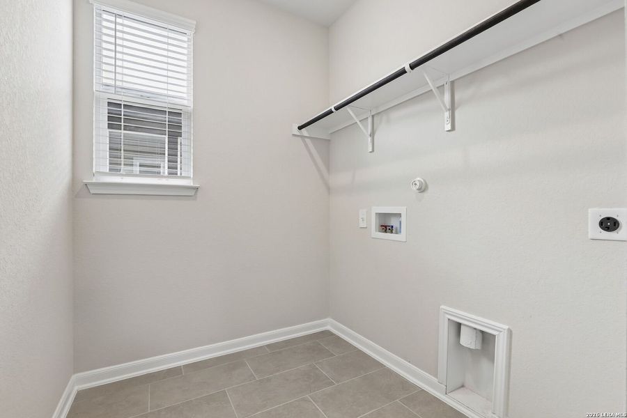 Spacious, unfurnished interior of a new home in Thomas Pond, San Antonio (Image 30).