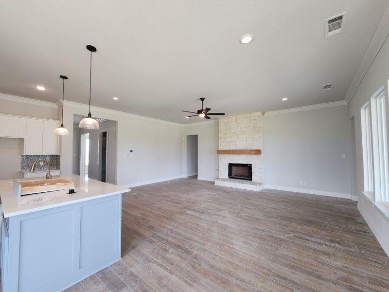 Spacious, unfurnished interior of a new home in Rocky Top, Krum (Image 10).
